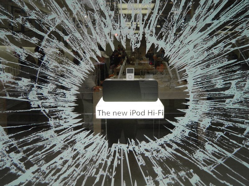 Реклама Apple - разбитая витрина