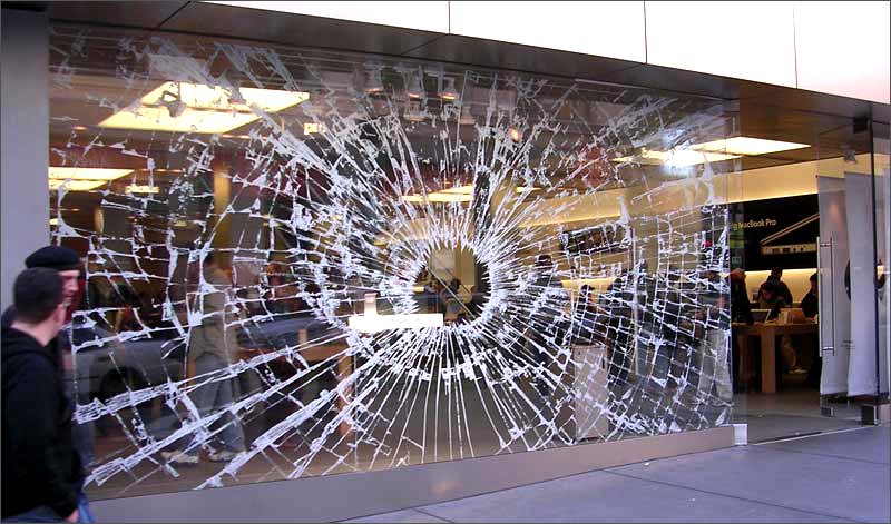 Реклама Apple - разбитая витрина