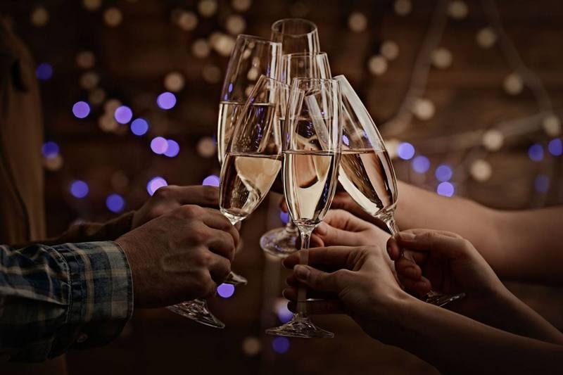 Новогодние поздравления с наступающим 2019 годом: короткие, смешные, для семьи, коллег, друзей