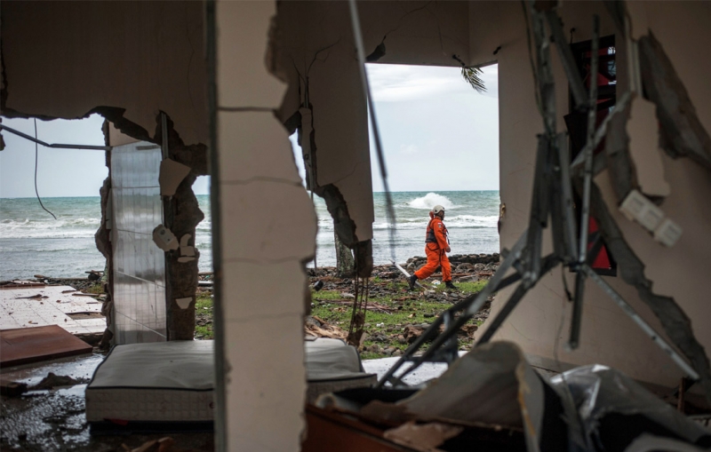 Последствия цунами в Индонезии 2018 - фото, видео, последние новости
