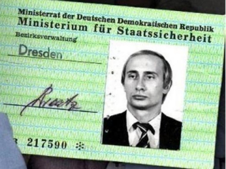 Bild опубликовал фото выданного Путину удостоверения &quot;Штази&quot;