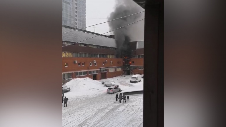 Пожар в здании на Ленинском проспекте локализовали
