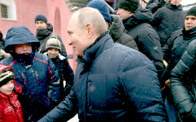 В Петербурге Путин успокоил расплакавшуюся девочку