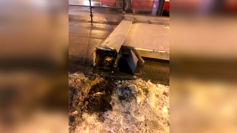 Три человека пострадали из-за падения рекламного щита на Невском
