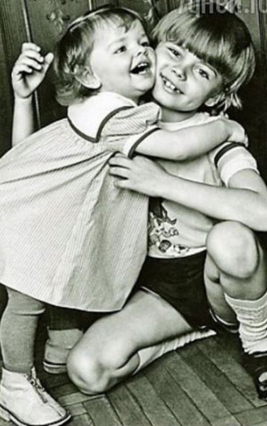 «Это любовь»: Елизавета Боярская показала трогательное детское фото с братом