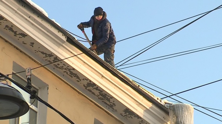 Зимняя уборка крыш в Петроградском районе не удовлетворила Жилкомитет