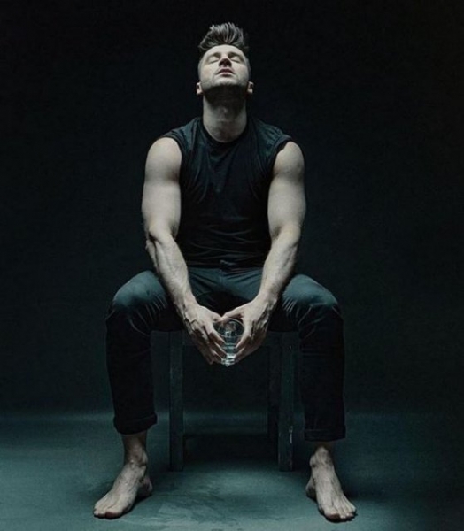 «Срочно лечить надо такие ноги»: фанаты Сергея Лазарева в панике из-за новых фото певца