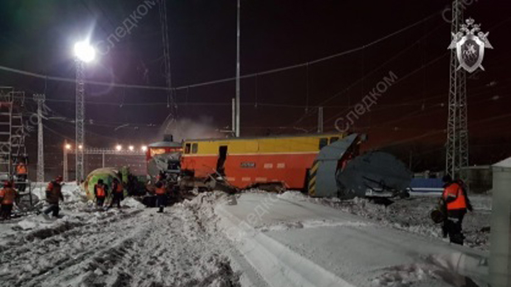 В Самарской области снегоуборщик врезался в поезд и сошел с рельсов