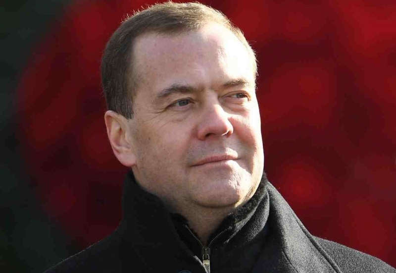Медведев приказал увеличить доходы россиян