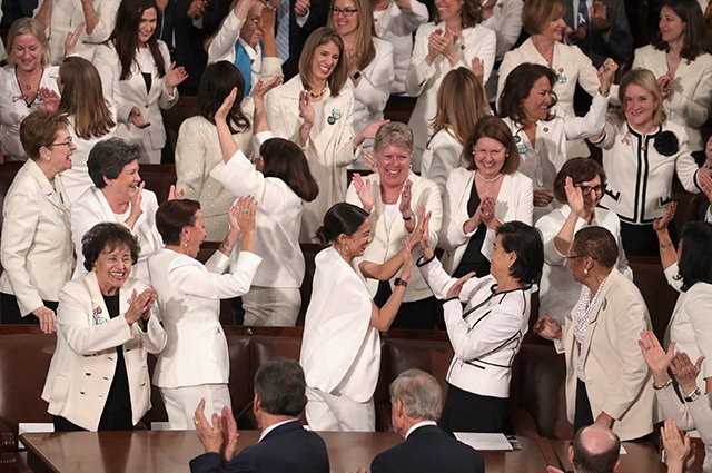 Как суфражистки: женщины-демократы нарядились в белое в знак несогласия с политикой Трампа