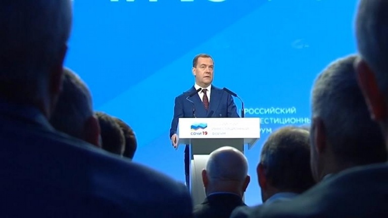 Медведев: Рост экономики не ощущается нашими гражданами