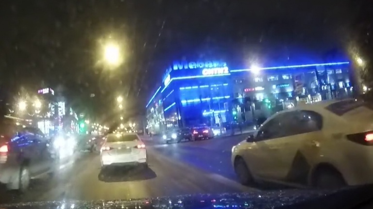 В Петербурге водитель попал в ДТП, проехав на красный