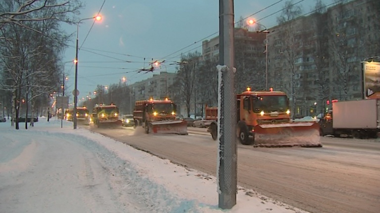 Как убирают снег в Красносельском и Приморском районах