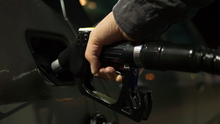 В России продлили заморозку цен на бензин до июля