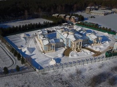 СМИ нашли «дворец» в Подмосковье у главного охранника Медведева