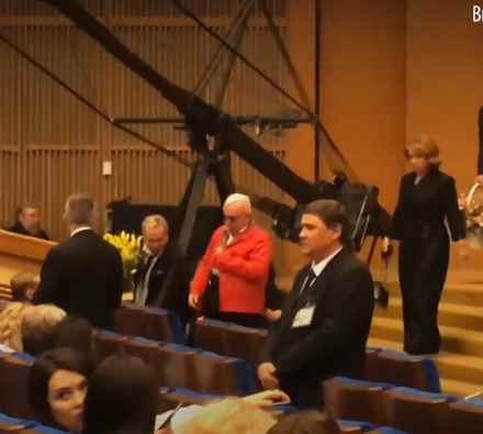 «Не смог удержать даже букет»: Бориса Моисеева привели под руки на юбилей к Пугачевой. Очень печальное зрелище