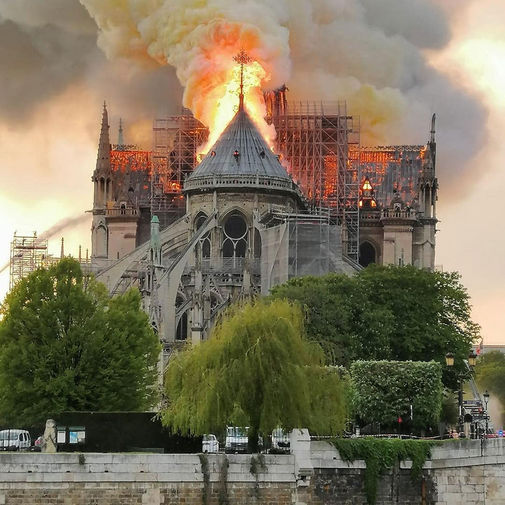 Пожар в Париже сегодня 15 апреля: горит собор Парижской Богоматери — знаменитый Нотр-Дам-де-Пари