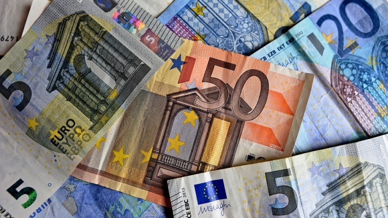 Курс евро опустился ниже 72 рублей впервые с мая прошлого года