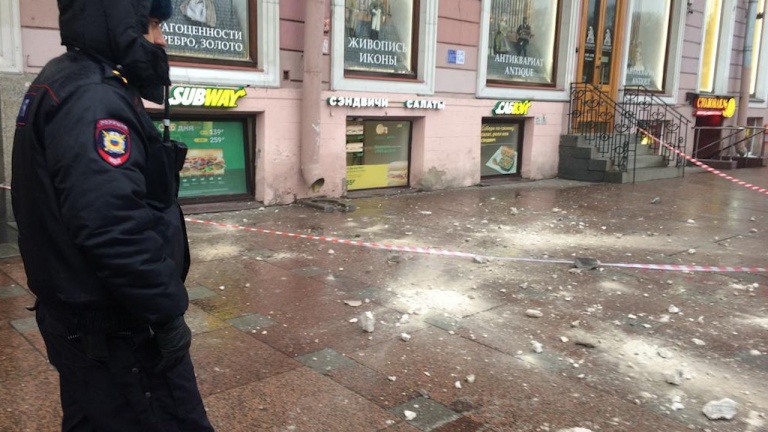 С фасада здания на Невском упала штукатурка