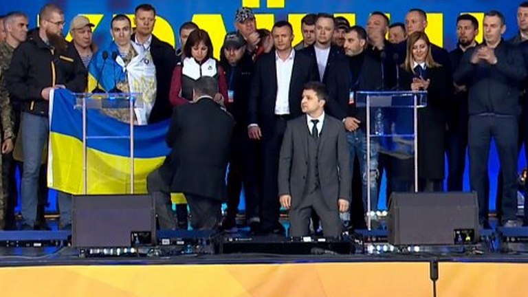 Порошенко и Зеленский встали на колени во время дебатов в Киеве