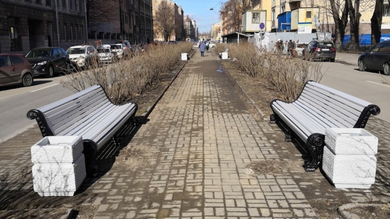 В садах и парках Петербурга установят 900 новых скамеек