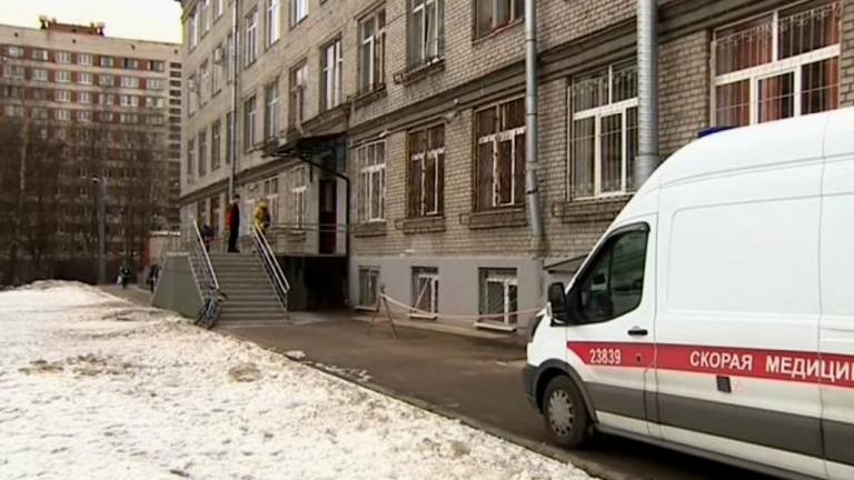 В больнице скончалась петербурженка, которую возлюбленный выбросил из окна четвертого этажа
