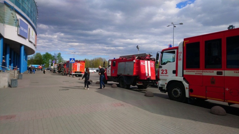 Очевидцы сообщили о возгорании в ТРК «Родео Драйв»
