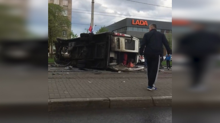 На Бухарестской легковушка влетела в трамвай и маршрутку, несколько человек пострадали