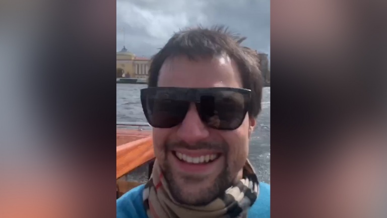 Данила Козловский провел день рождения на петербургской яхте с патефоном