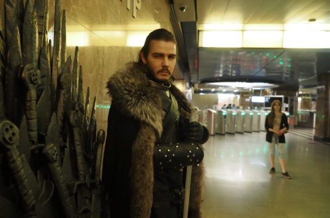 В московском метро установили Железный трон из «Игры престолов». Его занял Джон Сноу
