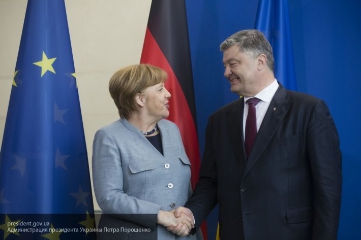 Порошенко призвал Меркель ввести санкции против РФ в ответ на паспорта для жителей ЛДНР