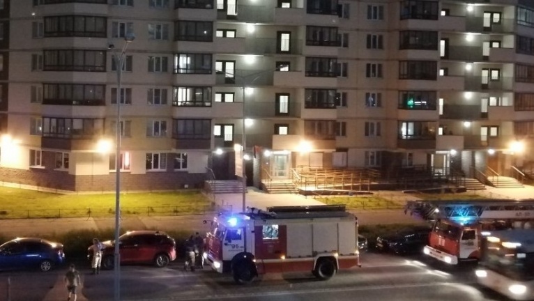 В Кудрово людей эвакуировали из многоэтажки из-за горящего мусора