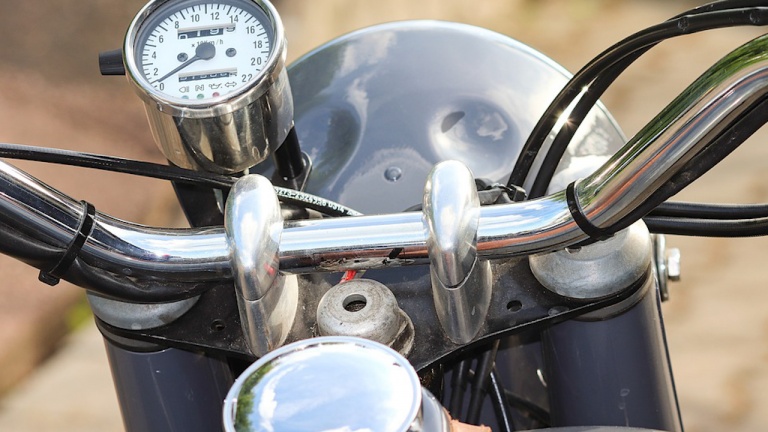 В Тихвинском районе 16-летний мотоциклист без прав сбил 14-летнюю девочку