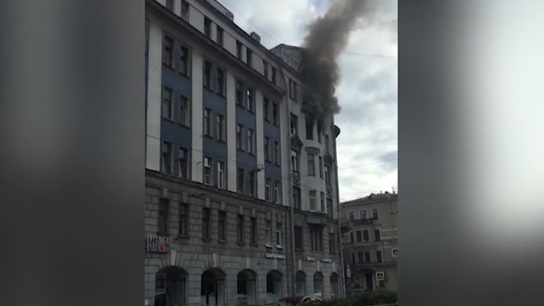 Петебуржцы поделились видео пожара на Васильевском острове