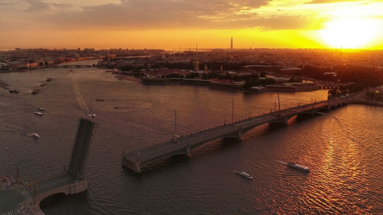 Троицкий мост развели для подготовки к «Алым парусам»