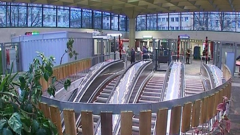 В метро Петербурга рассказали, почему вестибюль на «Выборгской» украшен живыми цветами