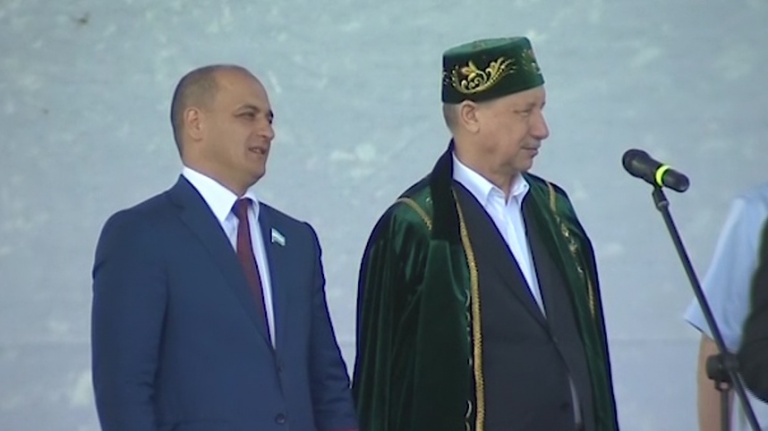 В честь праздника Сабантуй Александру Беглову подарили национальный татарский костюм