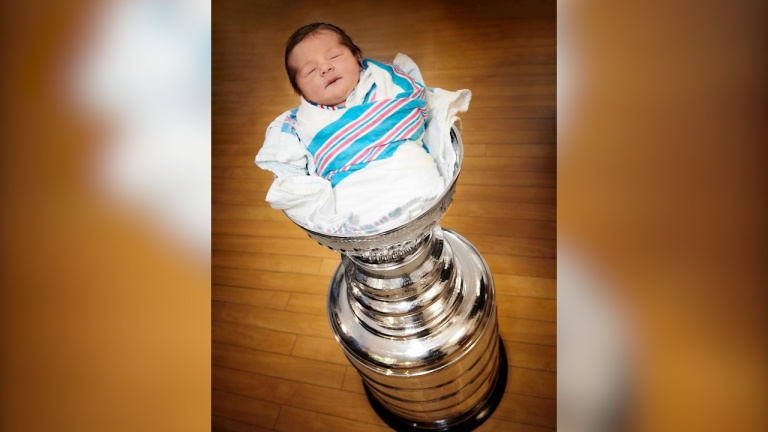 Тарасенко положил в завоеванный Кубок Стэнли новорожденного сына