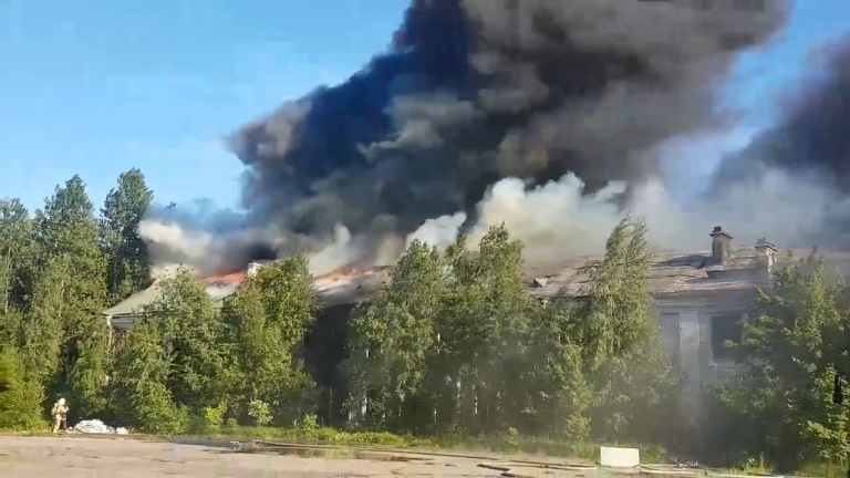 40 пожарных тушили бывшую воинскую часть в Курортном районе