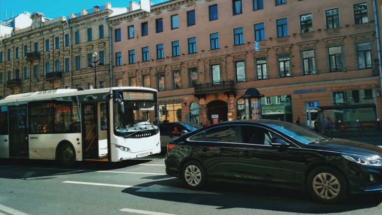 На Невском проспекте автобус № 27 столкнулся с иномаркой