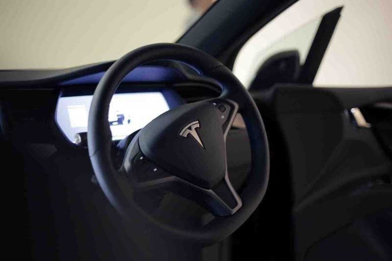 В России всего около 100 автомобилей с автопилотом Tesla - эксперт