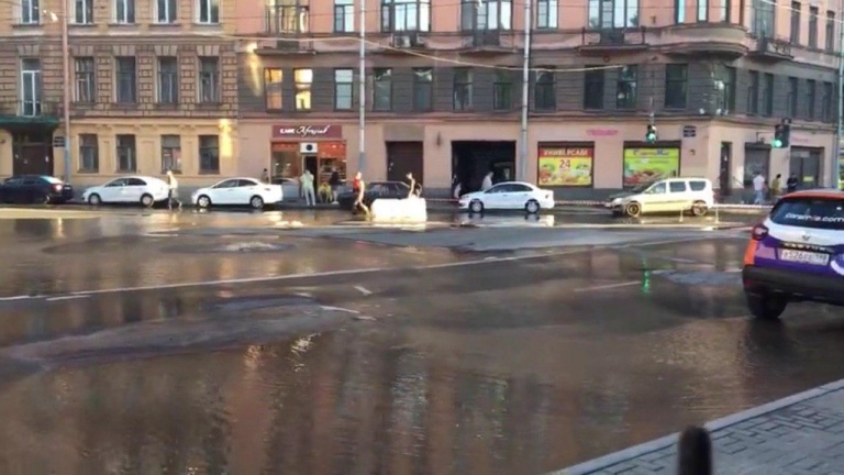 В центре Петербурга прорвало трубу
