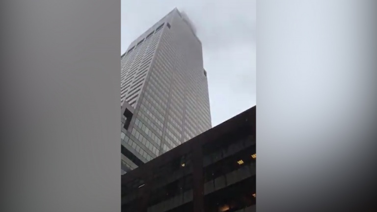 Вертолет врезался в небоскреб на 7-й авеню в Нью-Йорке