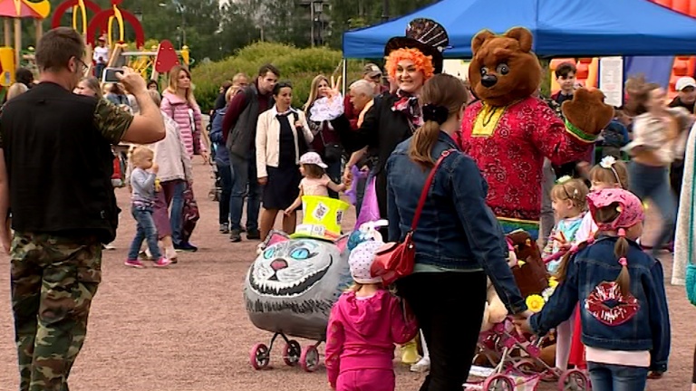 Парад колясок. В парке Малиновка отпраздновали День семьи, любви и верности