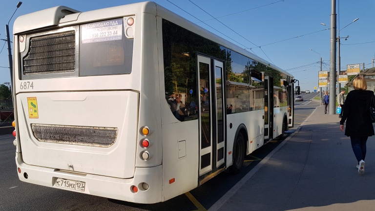 Автобусы изменят маршруты из-за дорожных работ на Васильевском острове