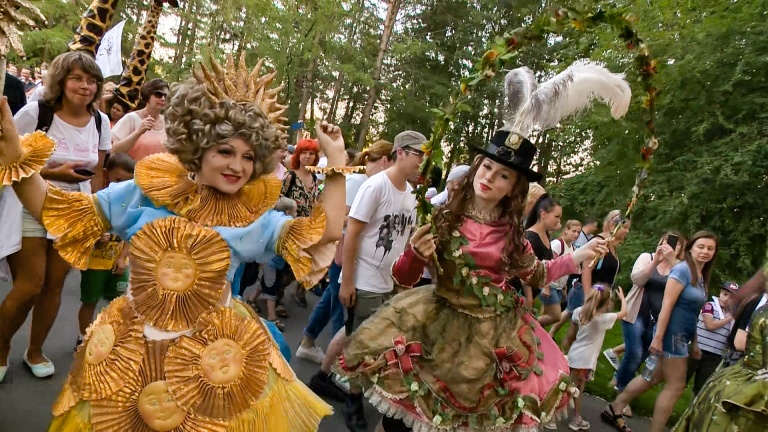 В Петербурге карнавальным шествием открылся фестиваль уличных театров