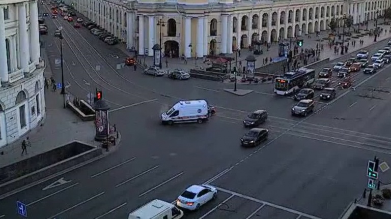 Момент ДТП со скорой на Невском попал на камеры видеонаблюдения