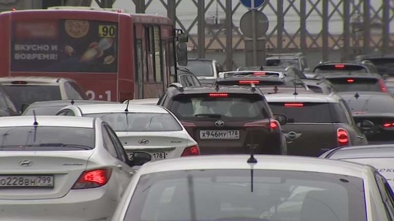 Маршрут выходного дня: в Петербурге устраняют автомобильные пробки при выезде из города