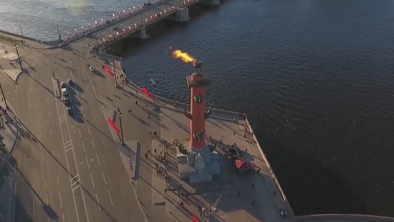 В Петербурге зажгли Ростральные колонны в честь Дня ВМФ