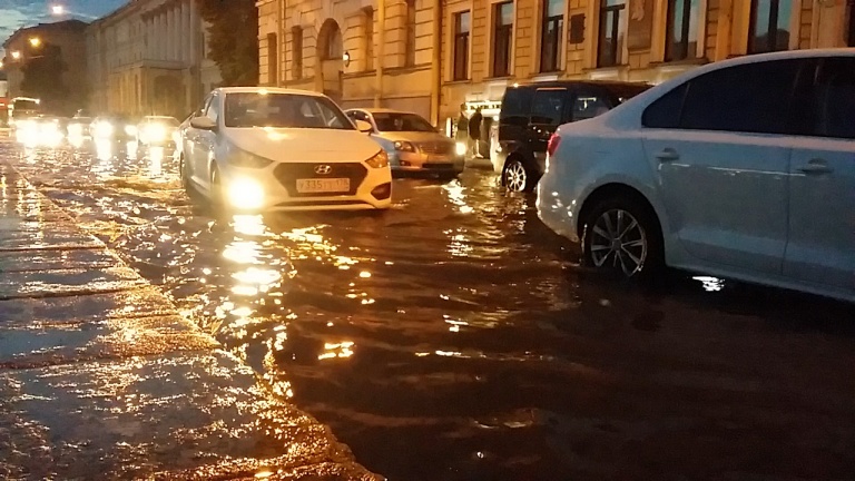 «Водоканал» предупредил петербуржцев о возможных подтоплениях из-за дождей